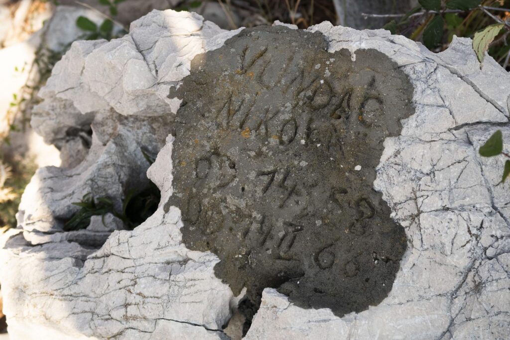 In eine Steinplatte gemeißelte Inschrift
