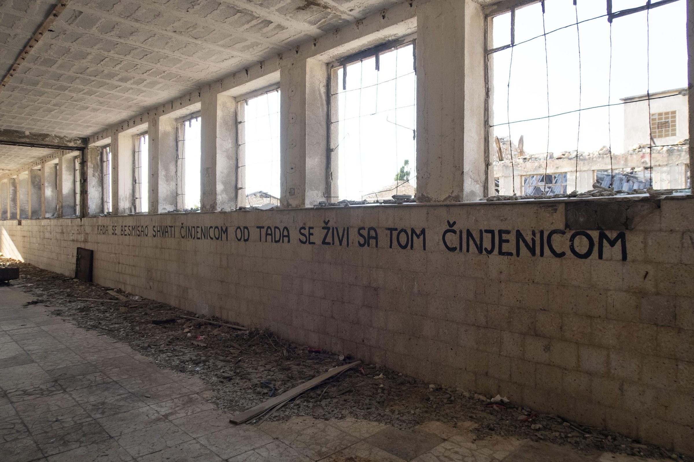 Ein verlassener Saal mit einer Aufschrift an der Wand