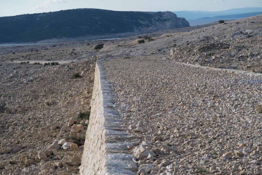 Steinpfad über kahlen Karst zum Meer