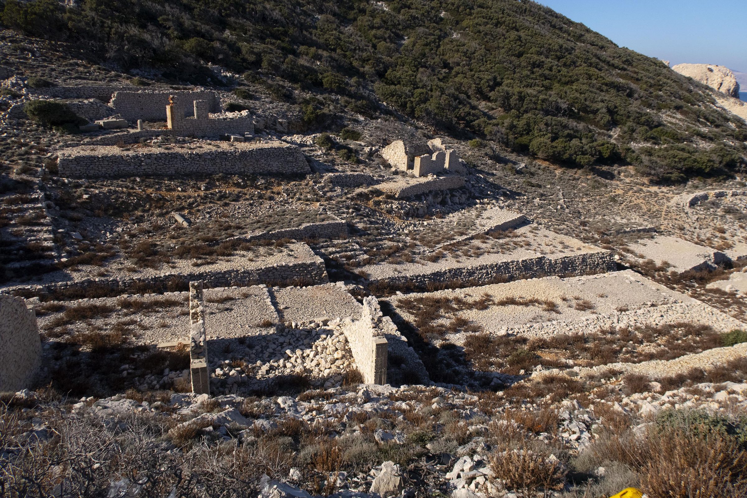 Reste von Steingebäuden und Mauern an der Küste