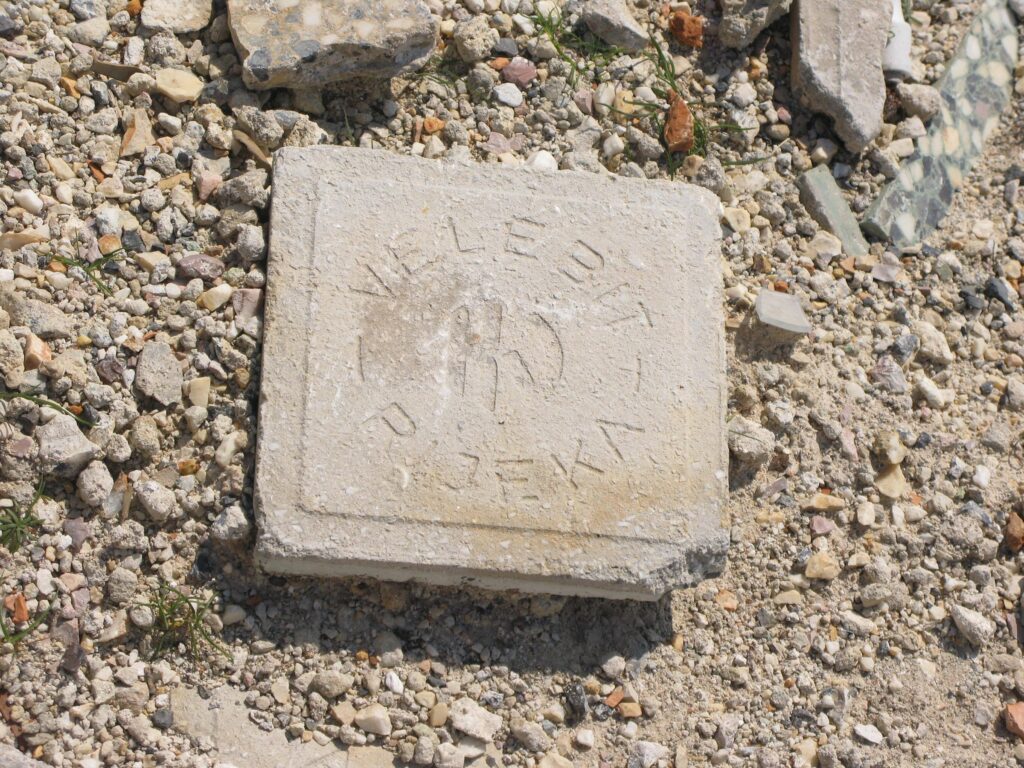 Steinfliese mit eingeprägter Aufschrift