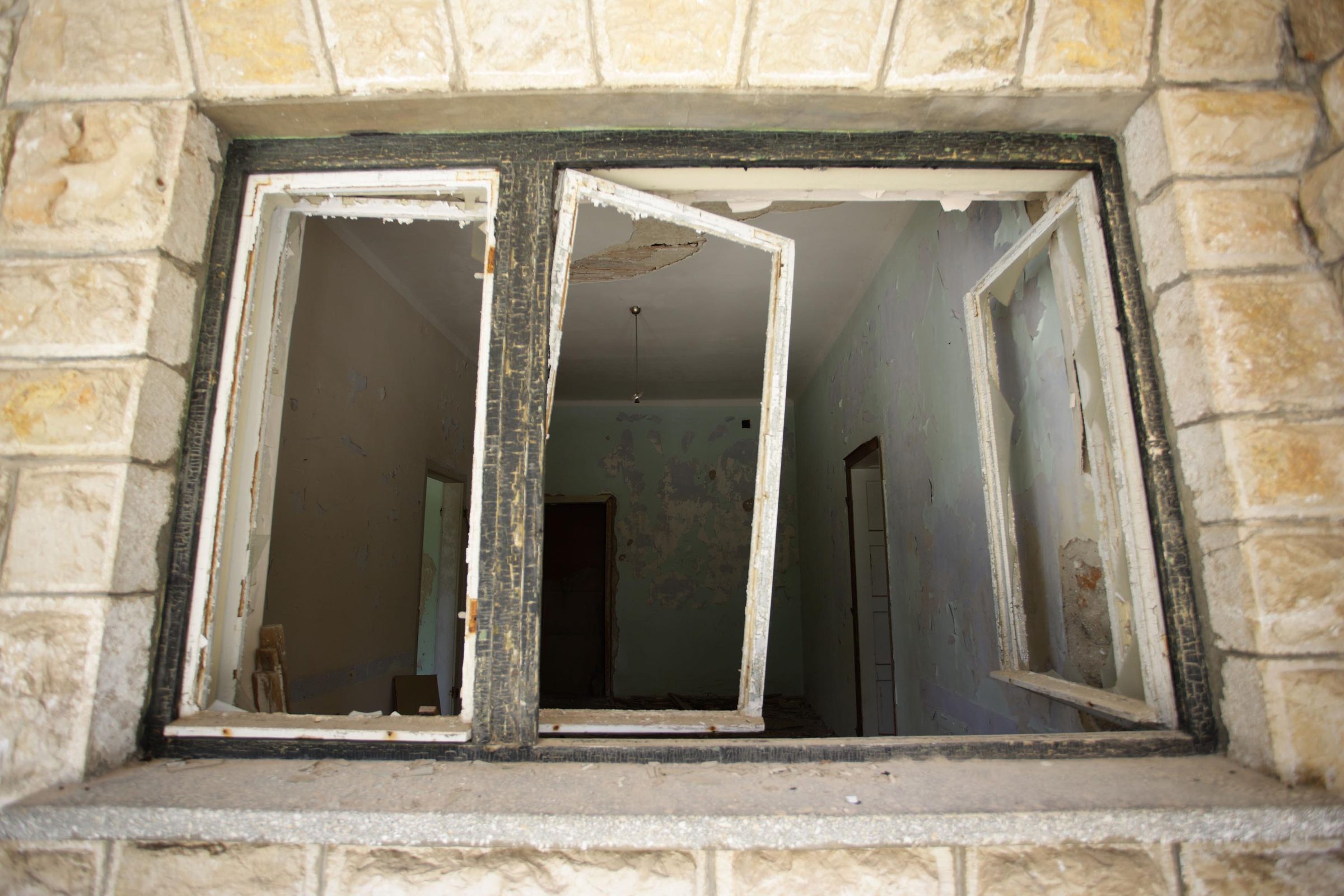 Zerbrochenes Fenster eines verlassenen Gebäudes