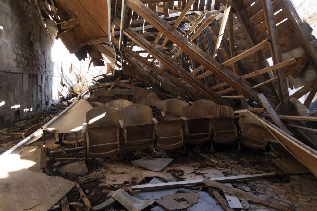 Haufen zerbrochener Holzbalken in einem eingestürzten Gebäude