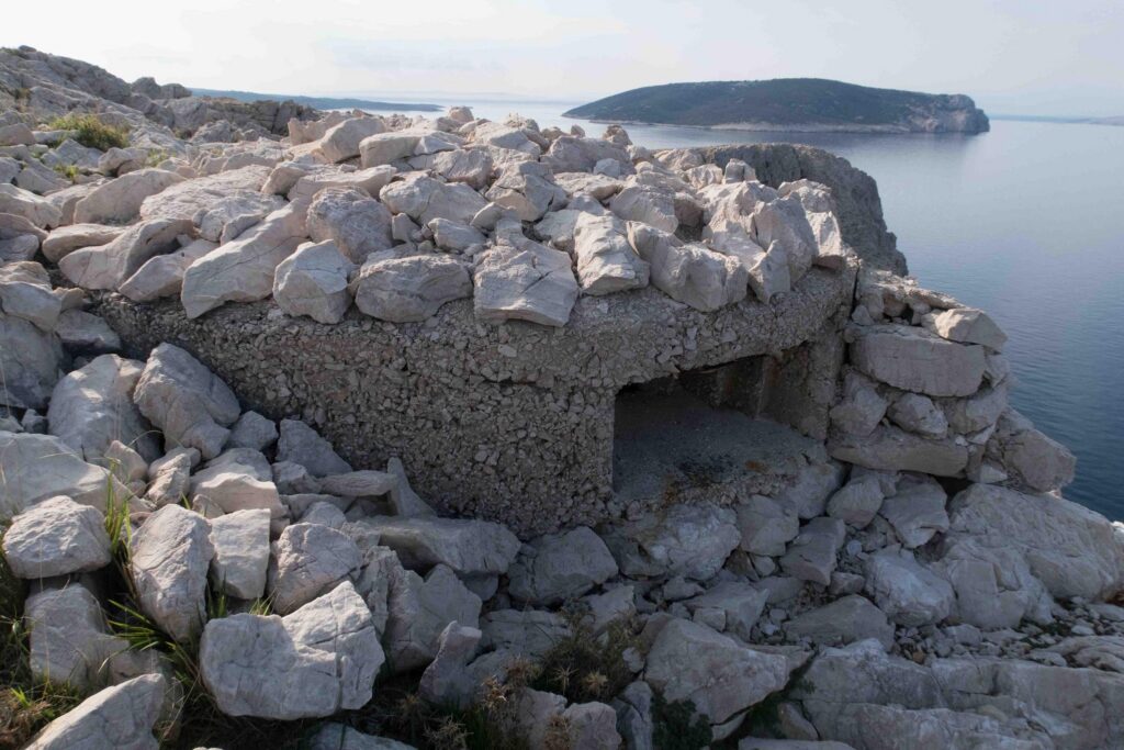 Betonbunker zwischen Felsen auf einer Landspitze