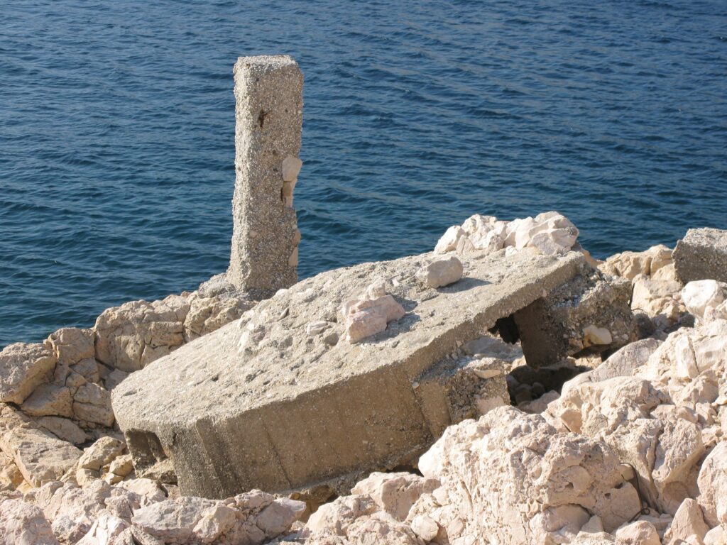 Umgestürzte Steinsäule an der Küste